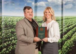 Steve Garrette receiving award from John Deere