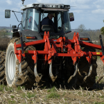 Outils agricoles pour réaliser une labeur légère avant le semis du céréale.